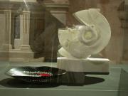 C. Scarpa, 'Piatto del serpente', vetro 1940=N. Finotti, 'Ricordo di picnic con nido', marmo statuario 2004